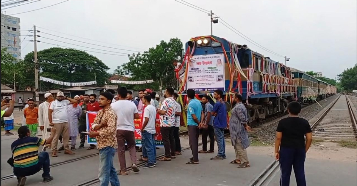 ফরিদপুর রেলস্টেশনে ঢাকামুখী চন্দনা কমিউটার ট্রেনের গতিরোধ