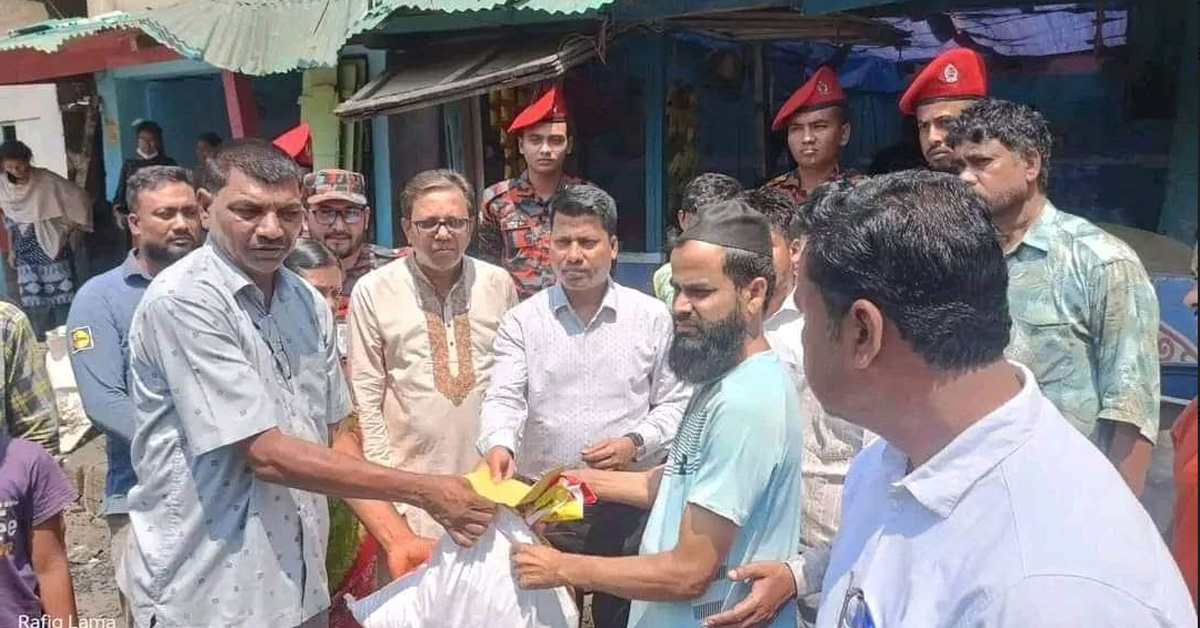 লামা বাজারে  আগুনে ক্ষতিগ্রস্ত ব্যবসায়ী ও পরিবারের মাঝে নগদ অর্থ বিতরণ