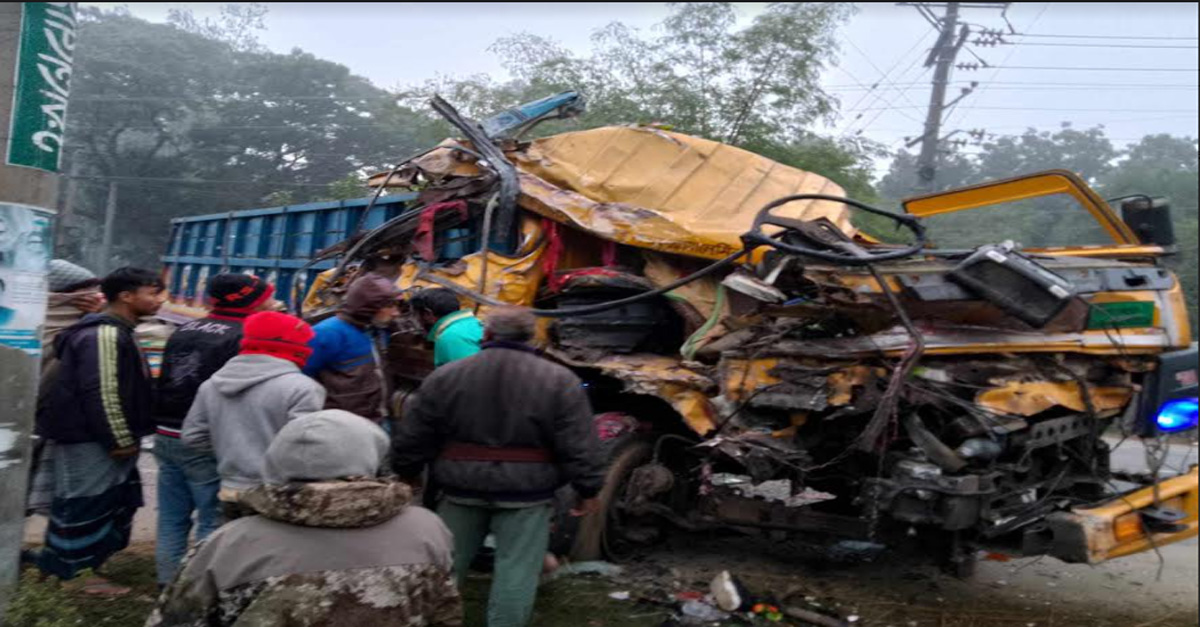 বাস ও ট্রাকের মুখোমুখি সংঘর্ষ  প্রাণ গেল ট্রাক চালকের