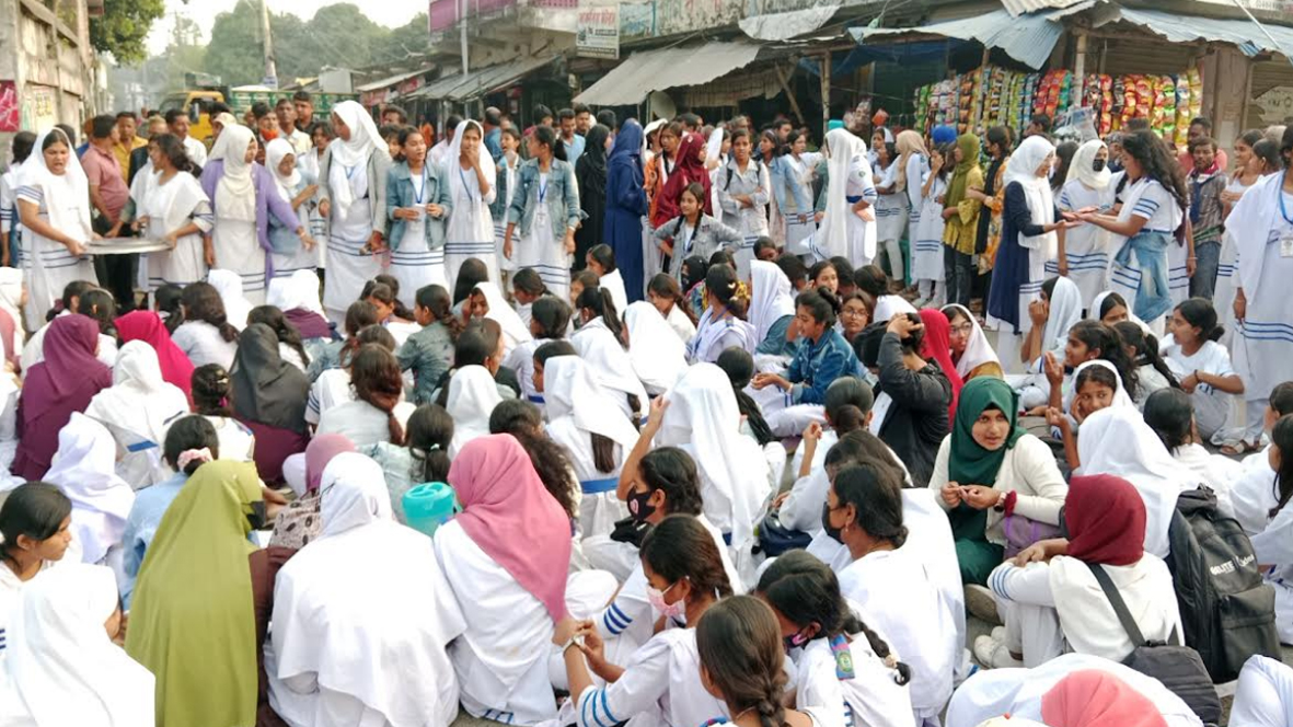 প্রশাসনের আশ্বাস বাস্তবায়ন হয়নি! পাইকগাছা সরকারী বালিকা উচ্চ বিদ্যালয়ের শিক্ষার্থী-র অবরোধ ও বিক্ষোভ অব্যাহত