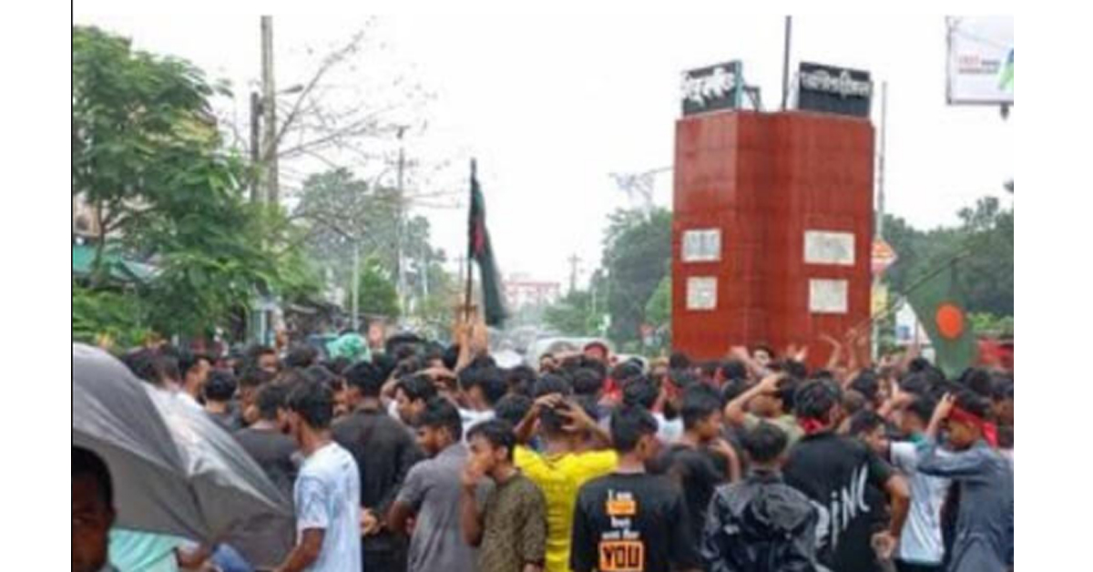 রাণীশংকৈলে বৃষ্টিতে ভিজে  বৈষম্য বিরোধী ছাত্র আন্দোলন