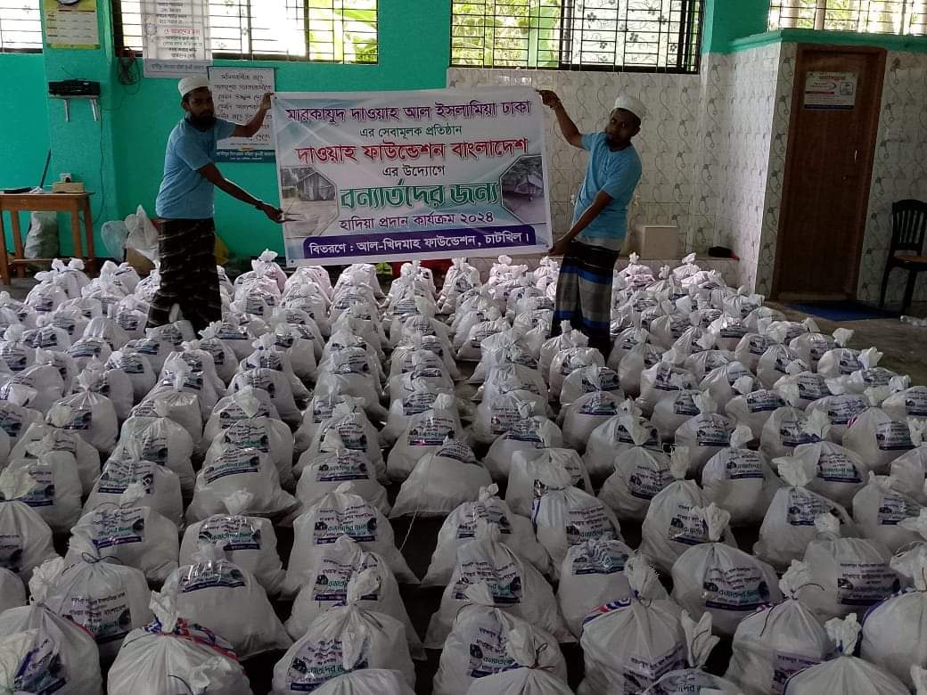 চাটখিলে বন্যার্তদের মাঝে খাবার সহ ত্রাগ সামগ্রী বিতরণ করেন আল- খিদমাহ ফাউন্ডেশন