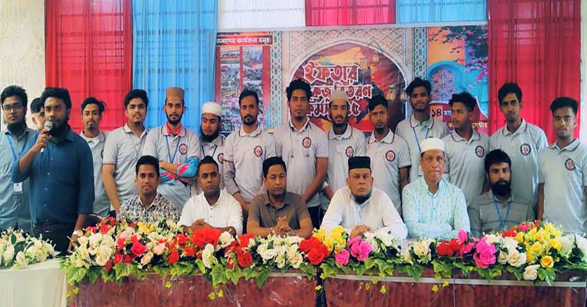লোহাগাড়ায় দরিদ্র অসহায় মানুষের মাঝে ইফতার সামগ্রী বিতরণ করল সাতকানিয়া-লোহাগাড়া মানবিক ফাউন্ডেশন
