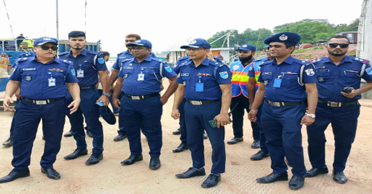 দৌলতদিয়া পাটুরিয়া নৌরুটে ঈদযাত্রা নির্বিঘ্নে করতে পুলিশ সুপার লঞ্চ ও ফেরিঘাট পরিদর্শন করেন