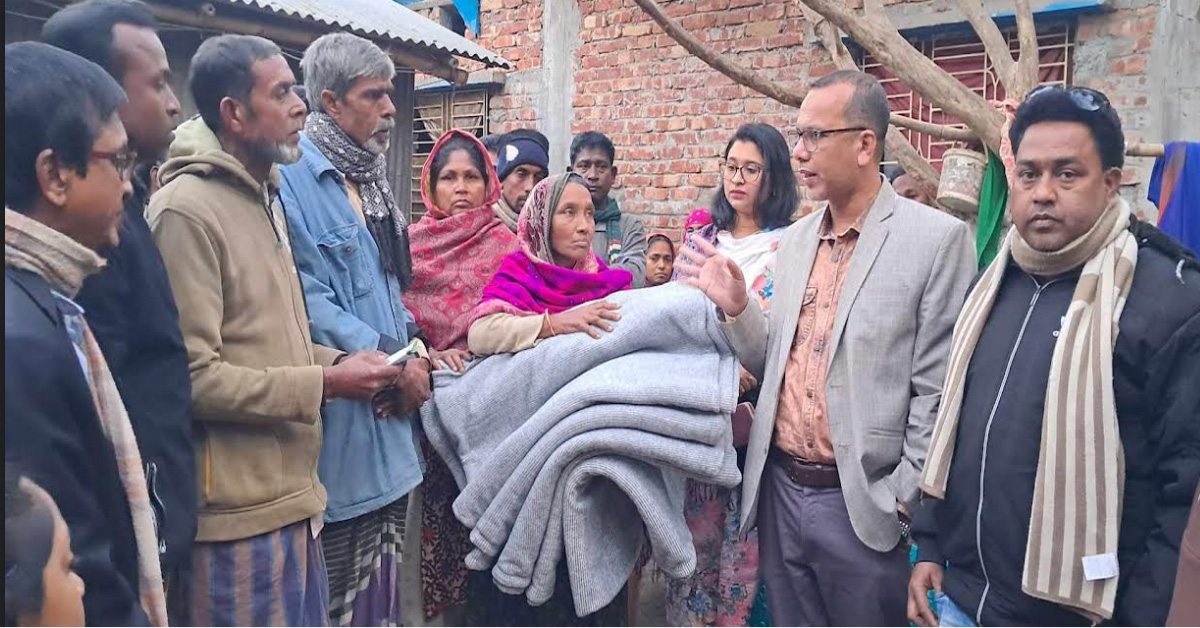 আদমদীঘিতে অগ্নিকান্ডে ক্ষতিগ্রস্ত পরিবারকে উপজেলা চেয়ারম্যানের সহায়তা