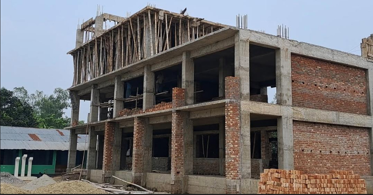 আদমদীঘিতে বিদ্যালয়ের কোটি টাকার ভবন নির্মাণে অনিয়মের অভিযোগ
