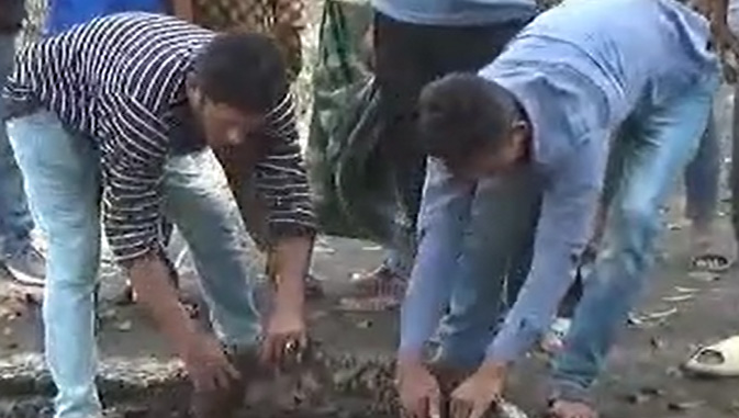হাতের টানে উঠে যাচ্ছে নব নির্মাণাধীন সড়কের পিচ