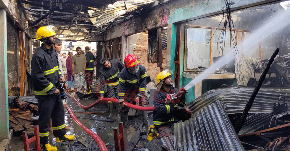 লোহাগাড়ার আধুনগরে আগুনে পুড়লো ৫ দোকানির স্বপ্ন