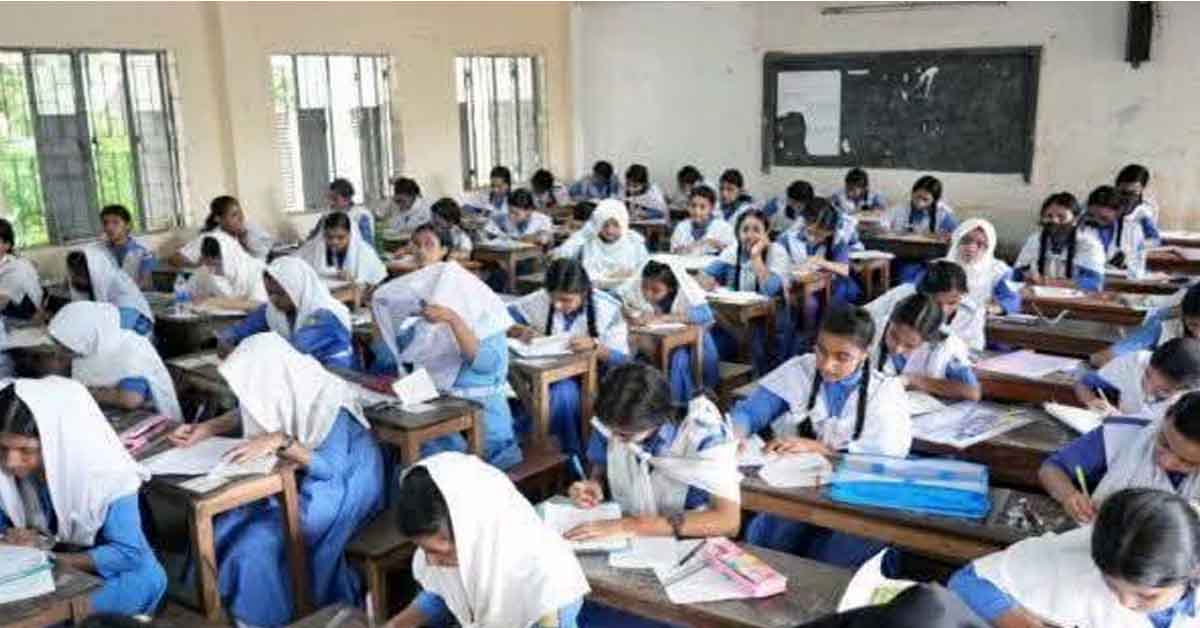 সোনাইমুড়ীতে পরীক্ষা কেন্দ্রে শিক্ষকদের উপস্থিতিতে শিক্ষার্থীদের হট্টগোল, ১২ শিক্ষককে অব্যাহতি