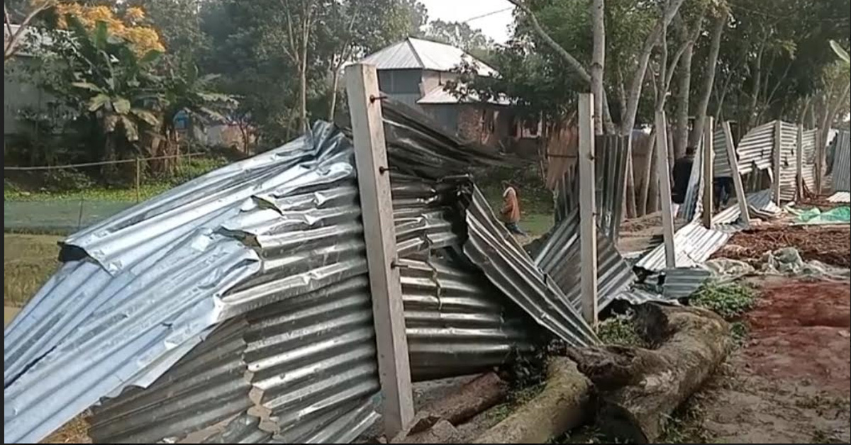 ২ গ্রামবাসীর  সংঘর্ষ বাড়ি- ঘর ভাংচুরঃ মহিলা সহ আহত- ১০