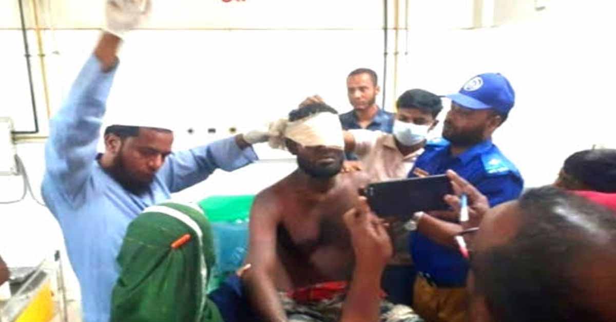 ভোলার চরফ্যাশন দক্ষিণ আইচা থানায় চোর সন্দেহে এক জনের চোখ উত্তলন করেছে জনতা।