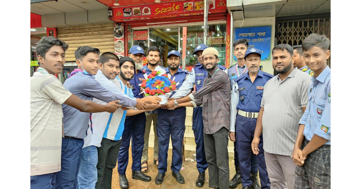 কাজে ফেরায় লোহাগাড়া ট্রাফিক পুলিশকে ফুল দিয়ে বরণ করল বৈষম্যবিরোধী শিক্ষার্থীরা ও স্কাউটদল