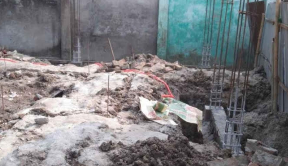 খাস জমি দখল করে বহুতল ভবন নির্মাণ জানেন না নায়েব