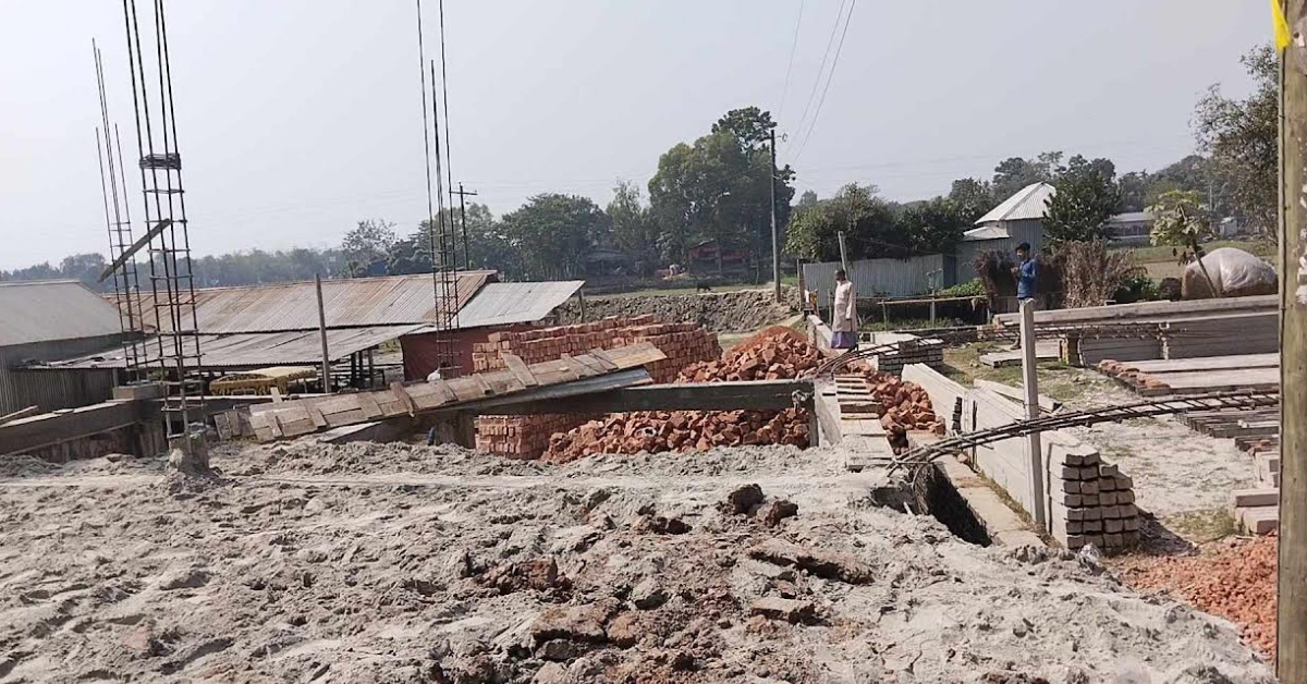 মানিকগঞ্জে দীর্ঘদিন রাস্তা বন্ধ করে ভবন নির্মাণ, এলাকাবাসীর গণস্বাক্ষর