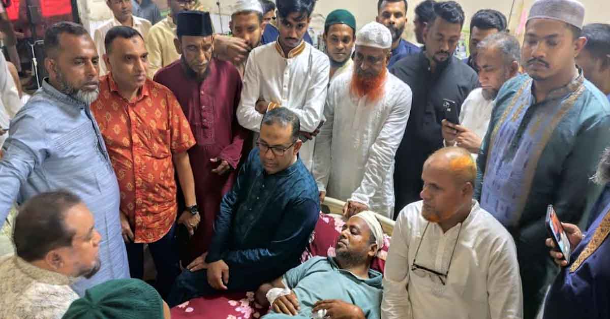 আ.লীগের নেতাকর্মিদের হামলার শিকার বিএনপি নেতার শয্যা পাশে ব্যারিস্টার সায়েম