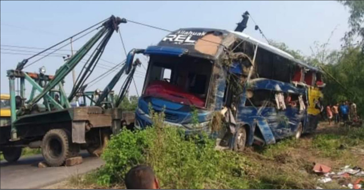 ঢাকা-চট্টগ্রাম মহাসড়কে রিলাক্স পরিবহন সড়ক  দুর্ঘটনা ৫ জন নিহত ১২ জন আহত