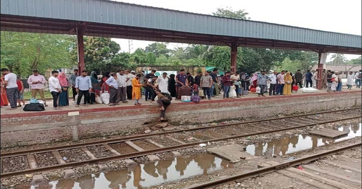 যশোর রেলস্টেশনের শেষপ্রান্তে ওভারব্রিজ, প্লাটফর্ম বদলাতে ঝুঁকি ও দুর্ভোগ