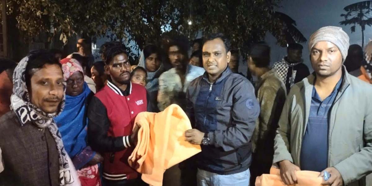 শীতের রাতে ঘুরে ঘুরে ইউএনও’র কম্বল বিতরণ
