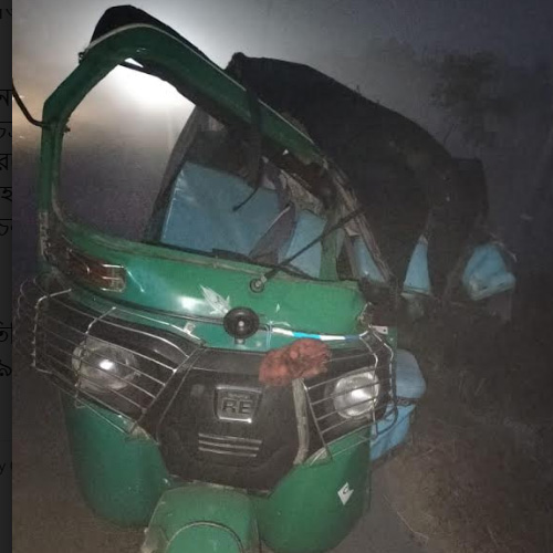 দাঁড়িয়ে থাকা ট্রলির পেছনে সিএনজির ধাক্কা; মা নিহত ছেলে আহত