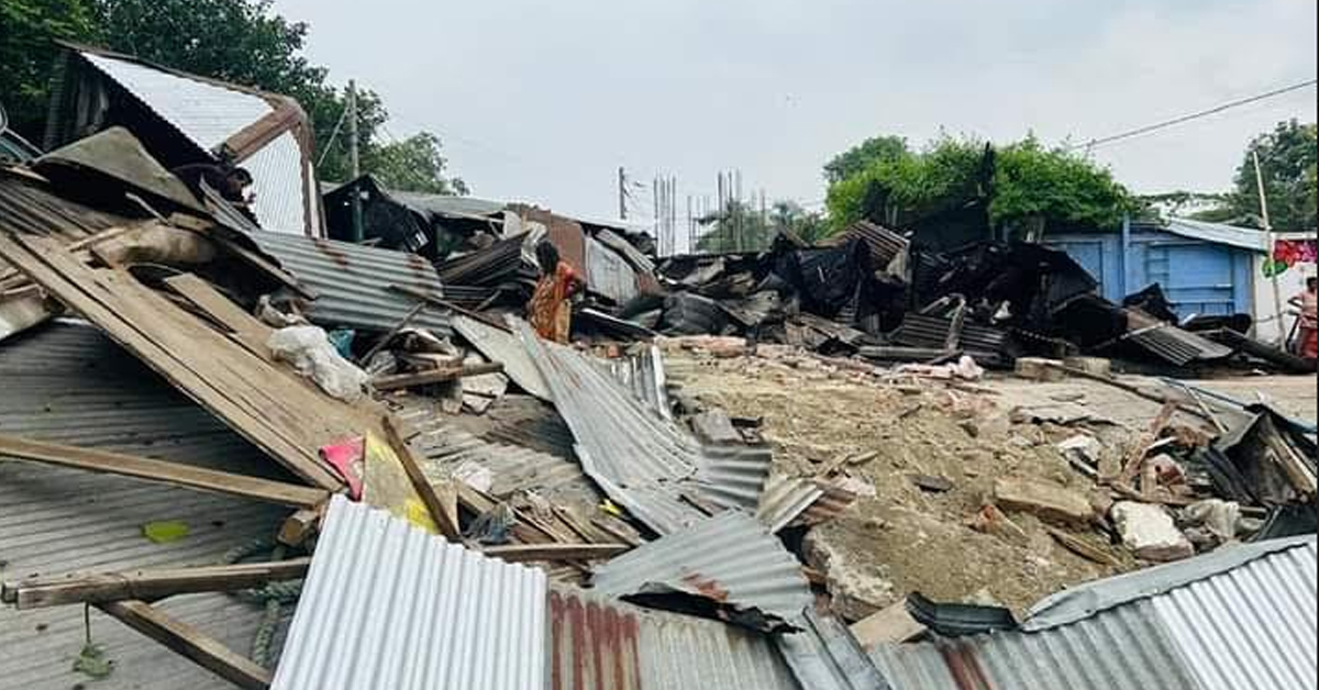 মুন্সীগঞ্জ লঞ্চঘাট এলাকায় বিআইডব্লিউটিএ’র অবৈধ স্থাপনা উচ্ছেদ অভিযান