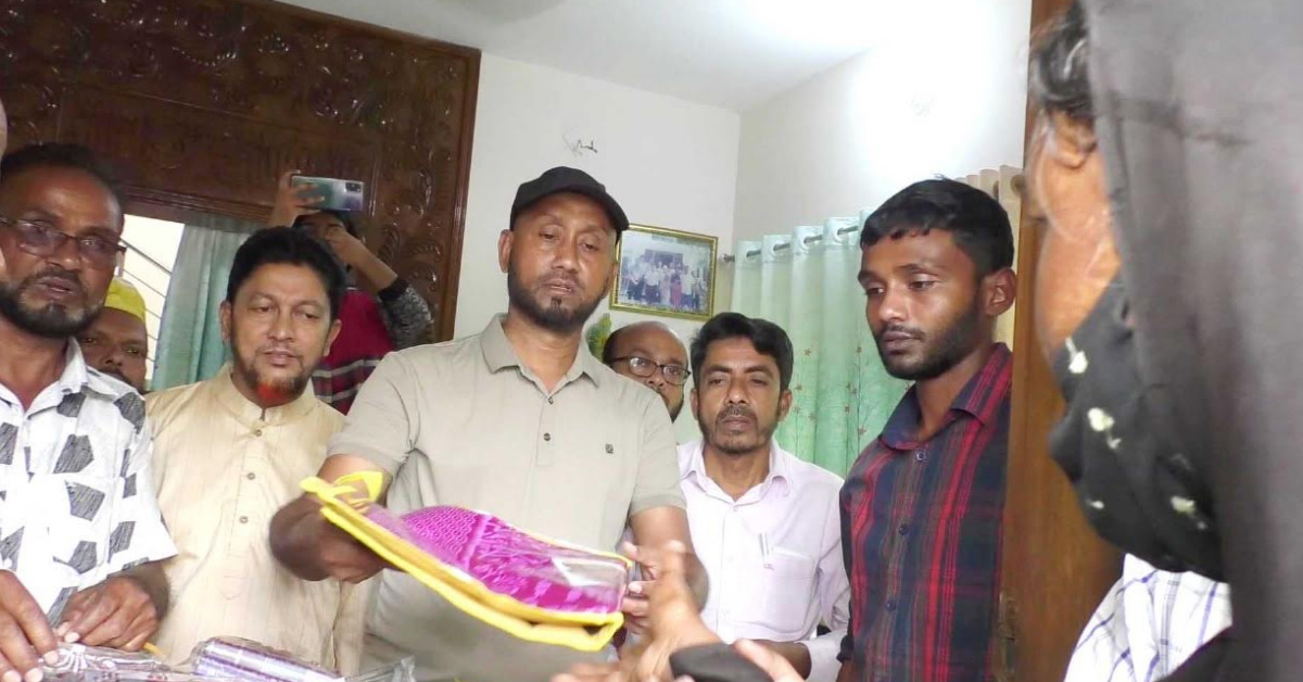 কাঠালিয়ায় দরিদ্রদের মাঝে ঈদ উপহার বিতরণ