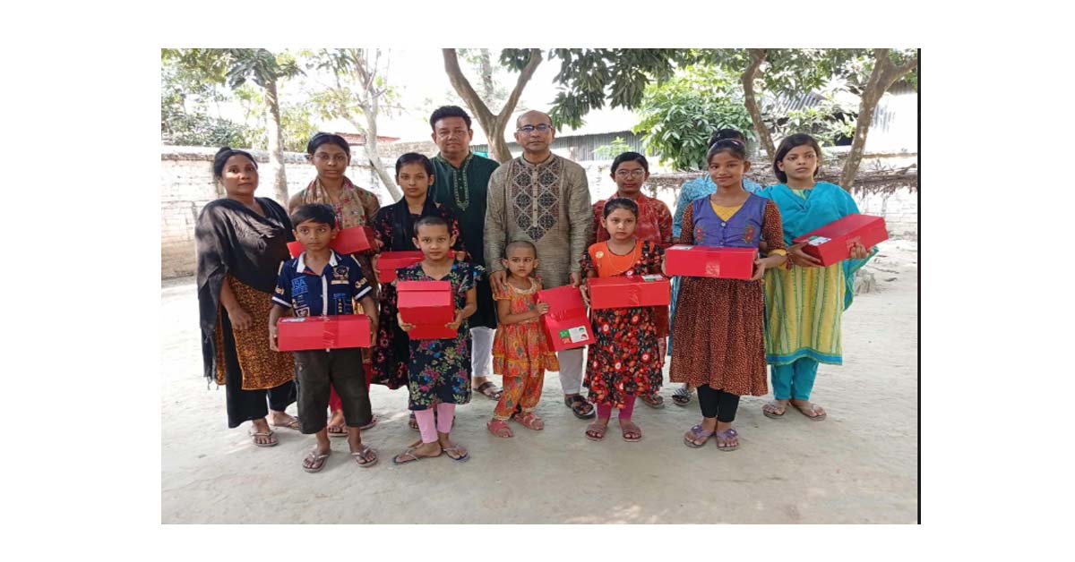 "সেফহোমে খেলনা, খাবার আর বুকভড়া ভালোবাসা নিয়ে ‘বাবা’ হয়ে এলেন ওসি রাকিবুল"