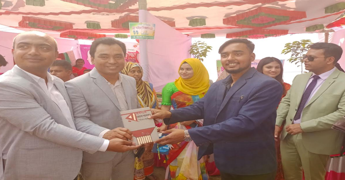 শিবগঞ্জে শান্তি নিবিড় পাঠাগারে অসহায় ও গরীব শিক্ষার্থীদের মাঝে বিনা মূল্যে বই বিতরণ।