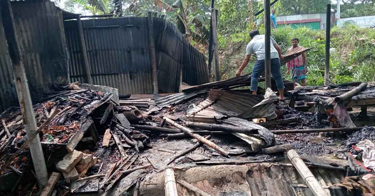 রাজবাড়ী জেলার ‍গোয়ালন্দ উপজেলার দৌলতদিয়ায় আগুনে পুড়ে ছাই অসহায় হাসির বসতঘর
