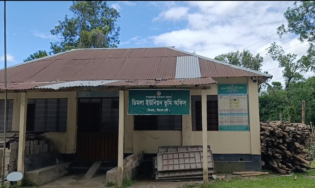 ডিমলা সদর ইউনিয়ন ভূমি সহকারী কর্মকর্তর বিরুদ্ধে জাতীয় পতাকা অবমাননা সহ ভূমি মালিকদের কাছ থেকে অতিরিক্ত খাজনা আদায়ের ব্যাপক অনিয়মে অভিযোগ উঠেছে