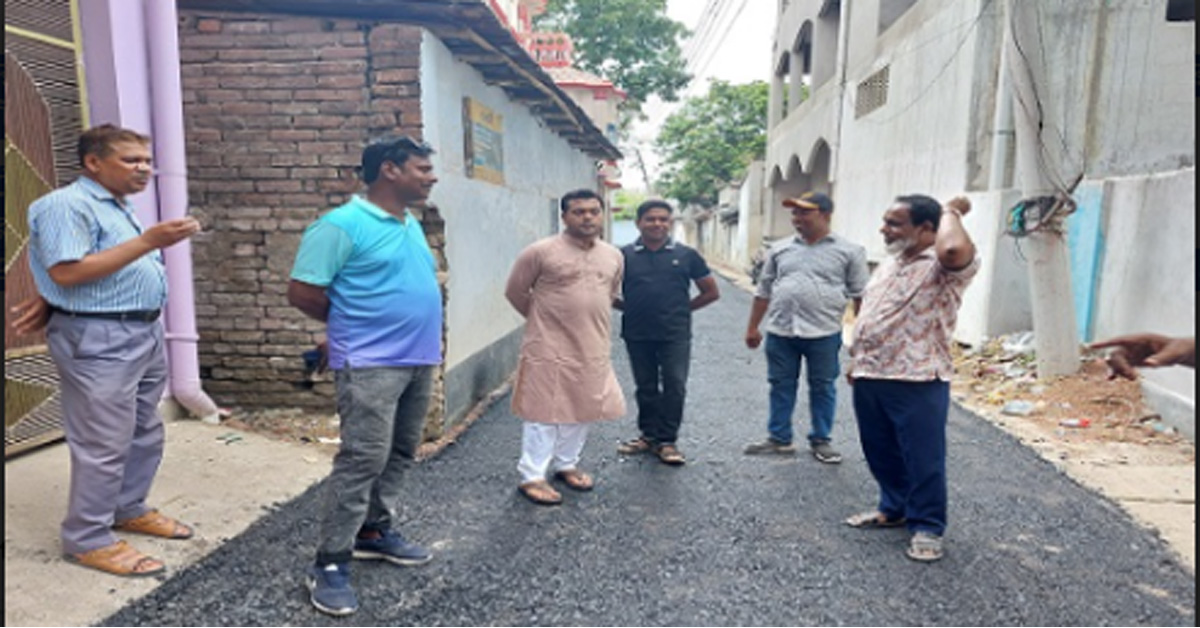 রাস্তার নির্মাণ কাজ পরিদর্শনে মেহেরপুরে পৌর মেয়র রিটন