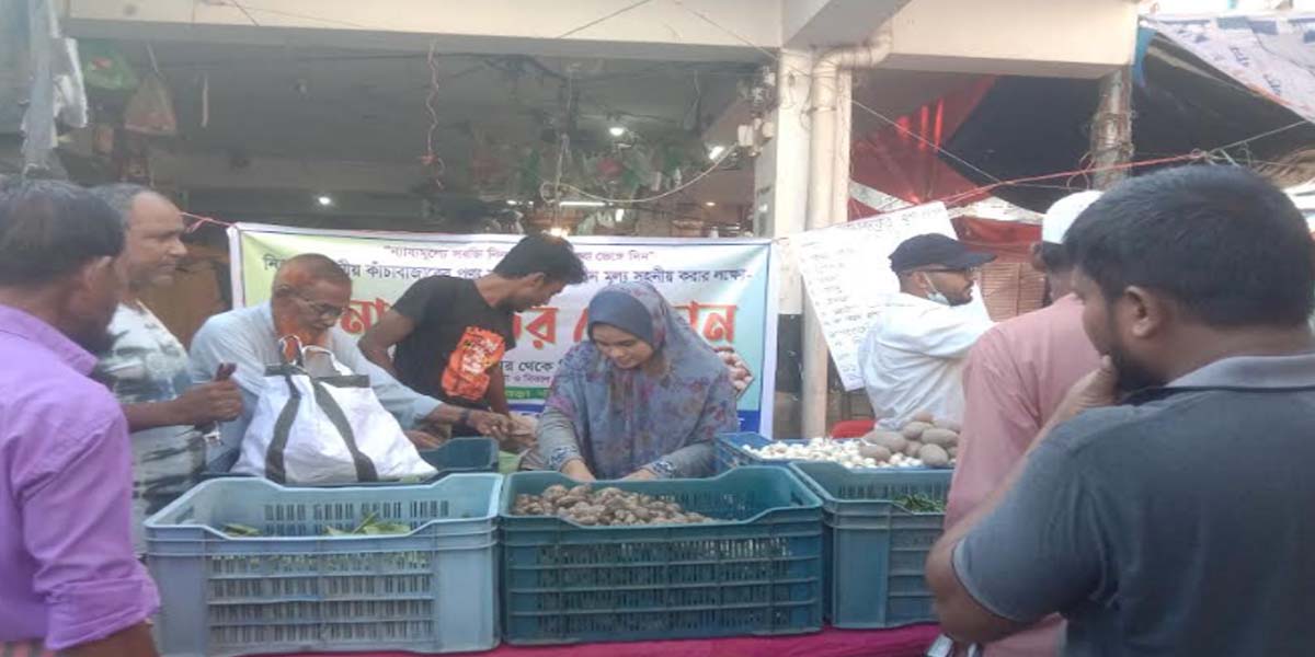 অভয়নগরের নওয়াপাড়ায় চালু হল 'বিনা লাভের দোকান ক্রেতাদের উপচে পড়া ভীড়