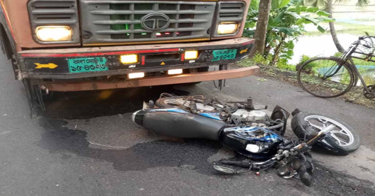 মোল্লাহাটে ট্রাক, মোটরসাইকেল ভ্যান ত্রিমুখি সংঘর্ষ, নিহত-১