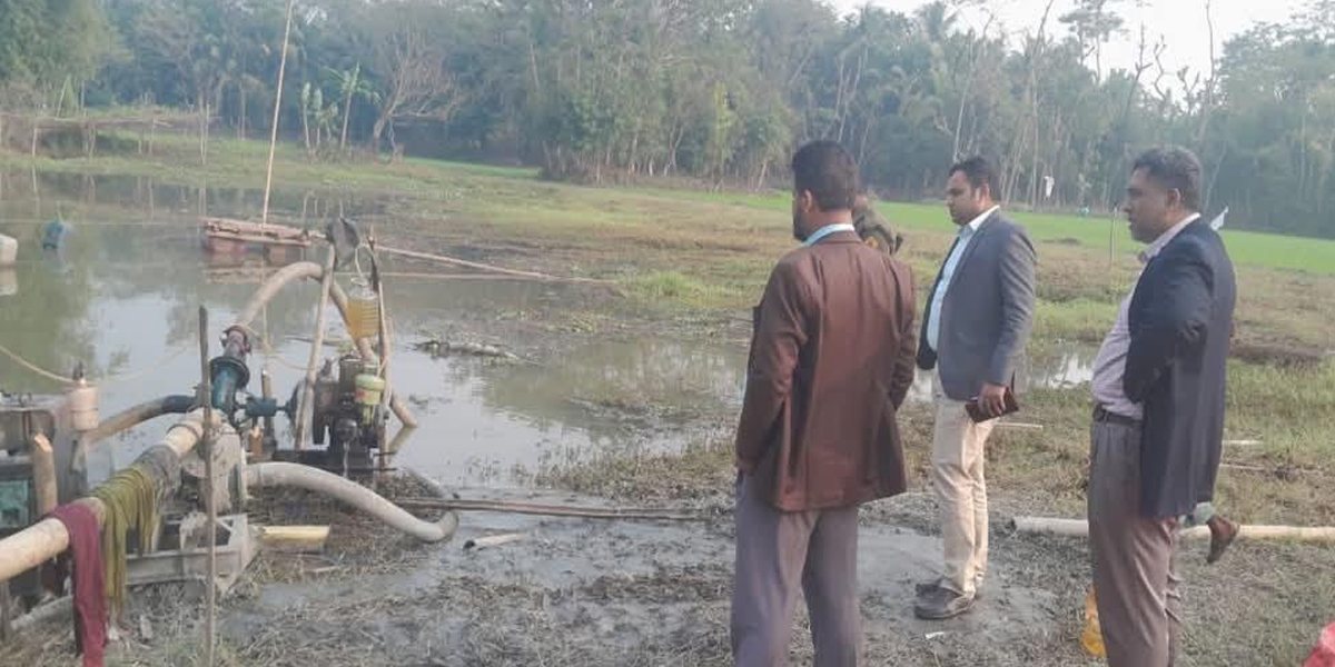 চাটখিলে অবৈধ ভাবে ড্রেজার দিয়ে কৃষি জমি থেকে বালু উত্তোলন, লাখ টাকা জরিমানা
