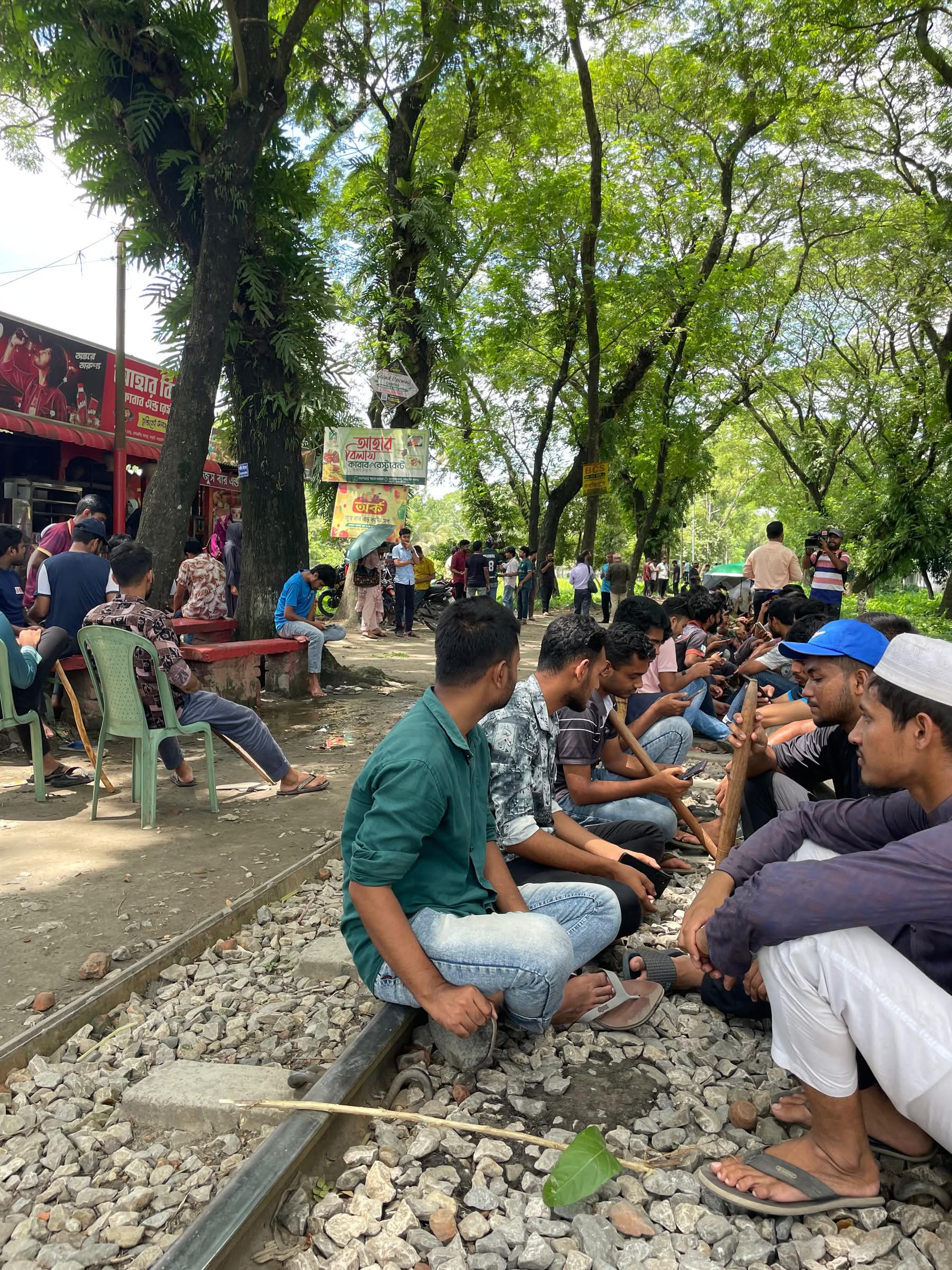দাবি না মানায় ঢাকা-ময়মনসিংহ রেলপথে দিনব্যাপী অবরোধ বাকৃবি শিক্ষার্থীদের