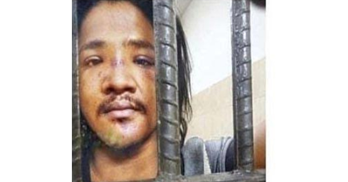 ক্রিকেট মাঠ থেকে গ্রেফতারের পর হাতে অস্ত্র তুলে দেয় পুলিশ