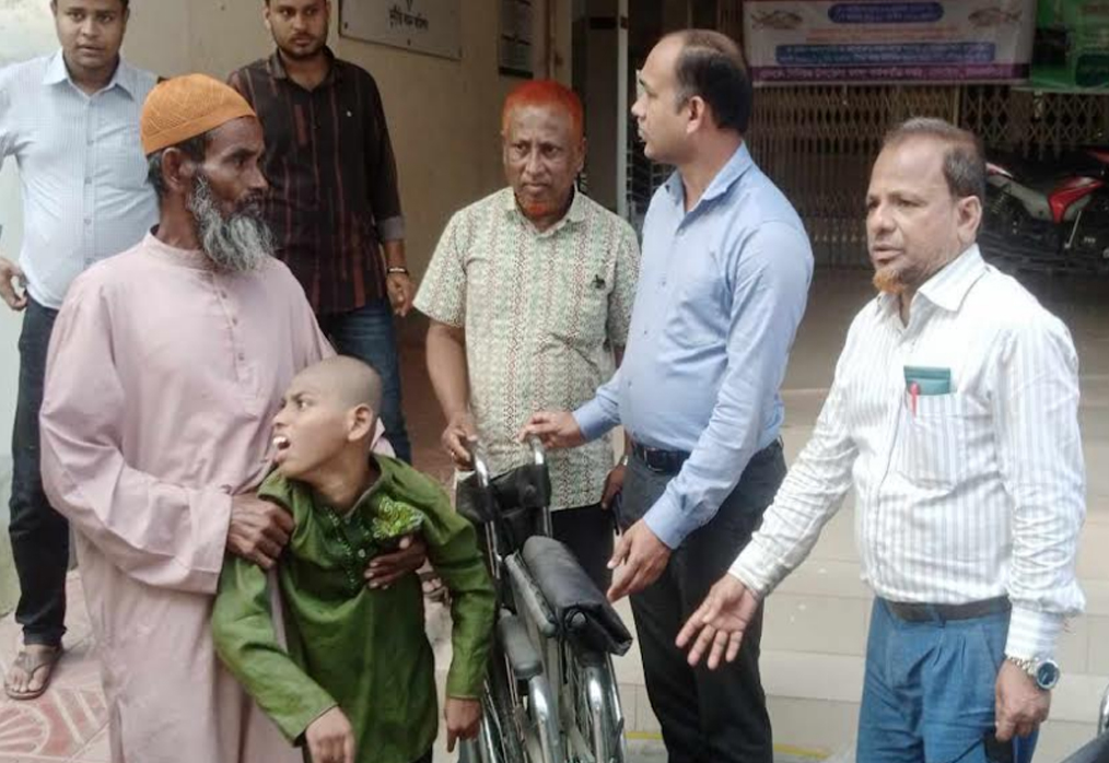 নান্দাইলে প্রতিবন্ধীদের মাঝে  দুটি হুইল চেয়ার বিতরণ