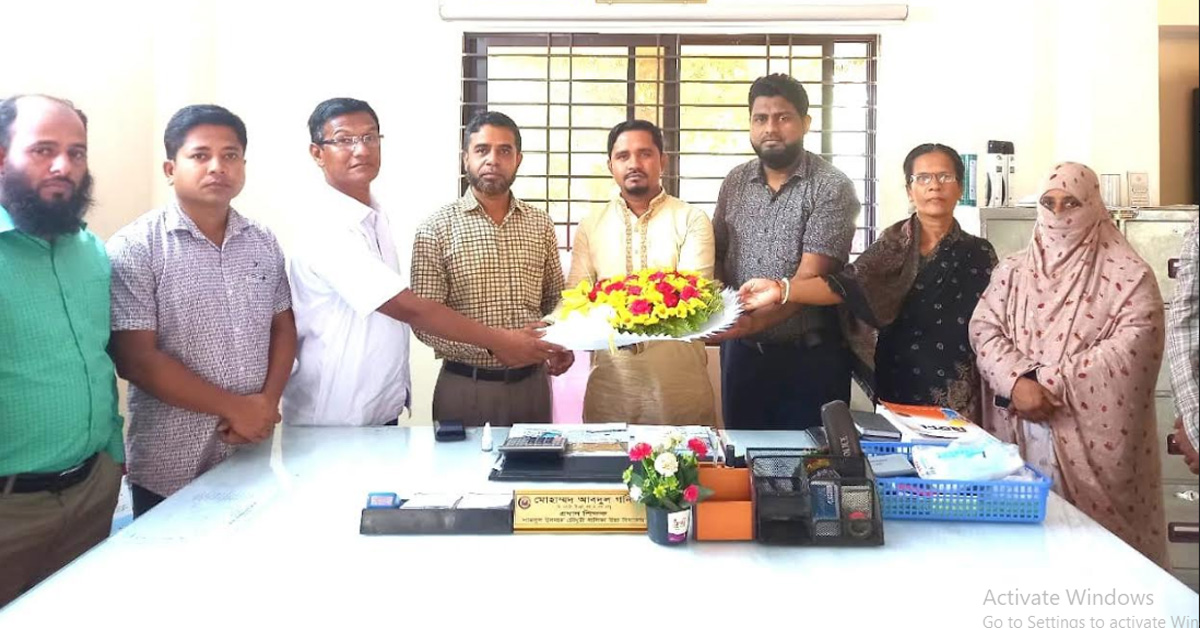 লোহাগাড়া উপজেলায় শ্রেষ্ঠ শ্রেণি শিক্ষক নির্বাচিত হলেন শ্রীকৃষ্ণ দেবনাথ