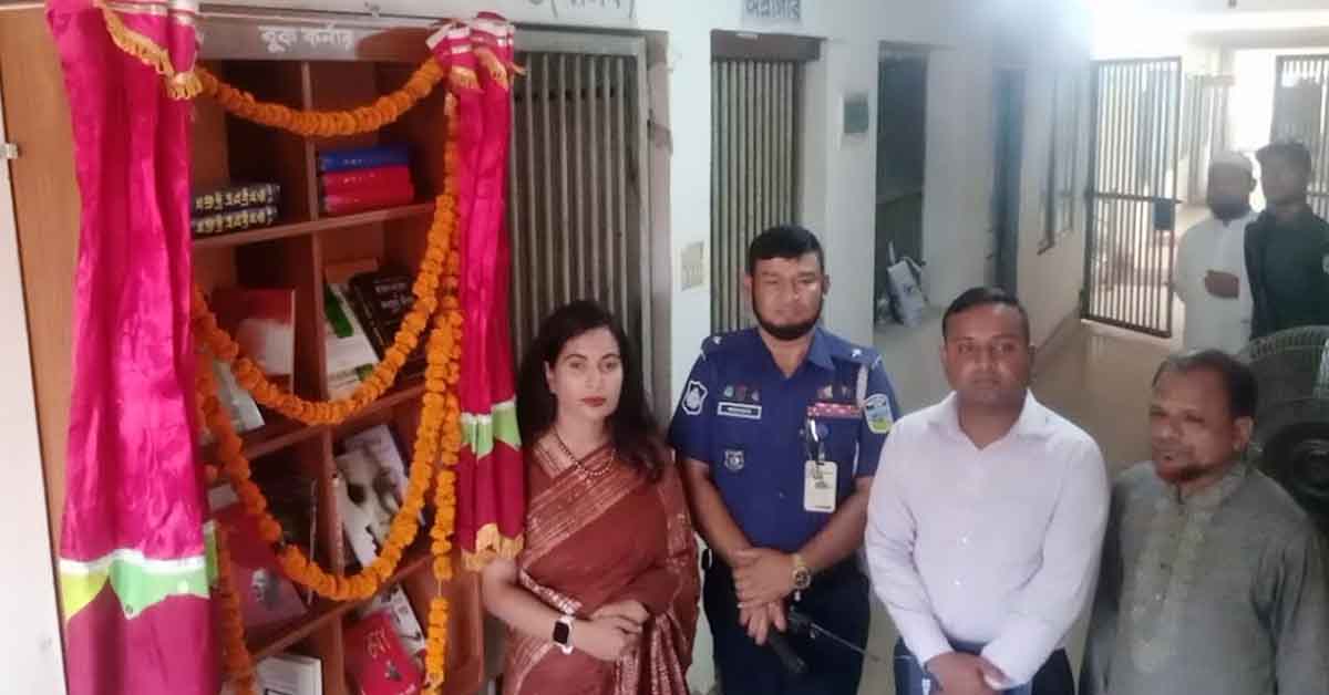 নান্দাইল মডেল থানায় বুক কর্নারের উদ্ভোধন