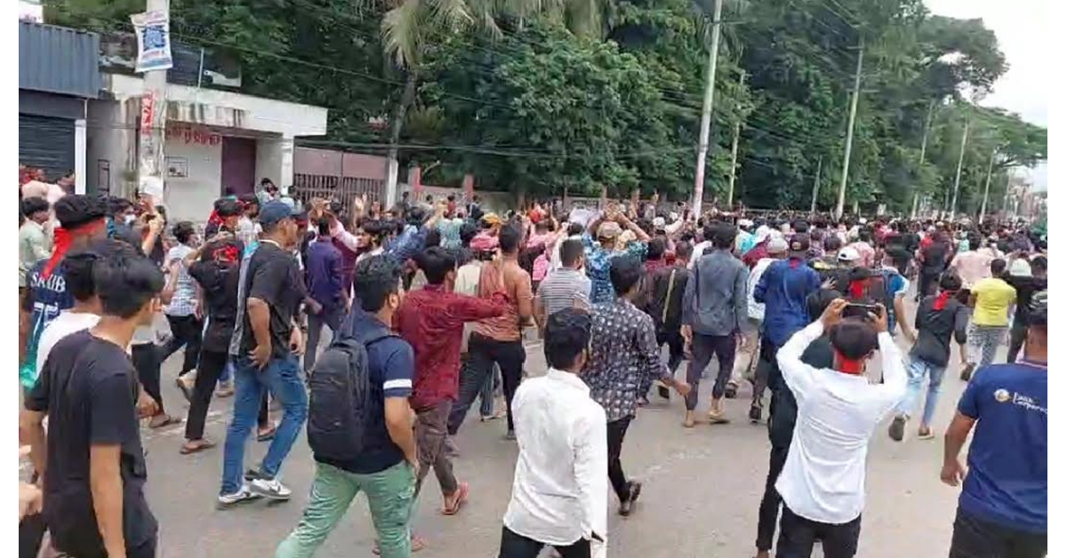 মৌলভীবাজারে আন্দোলনকারী এবং পুলিশের ধাওয়া পাল্টা ধাওয়া