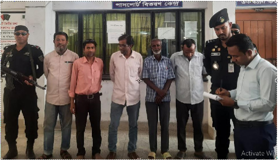 জয়পুরহাটে জেলা প্রশাসন ও র‍্যাবের যৌথ অভিযানে   দালাল চক্রক আটক ৫