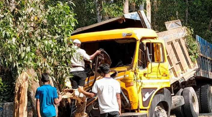 বিয়ানীবাজারে নিয়ন্ত্রণ হারিয়ে গাছের সাথে মালবাহী ট্রাকের ধাক্কা