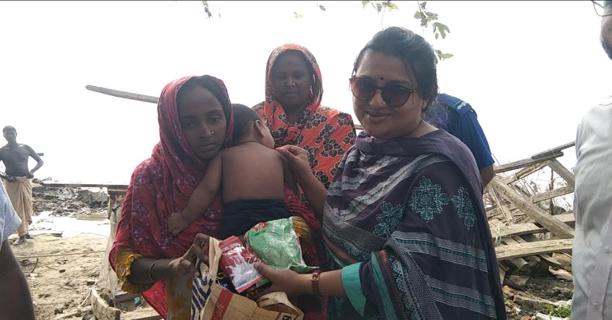 মানুষের বাড়ি বাড়ি খাবার পৌছে দিলো ইউএনও