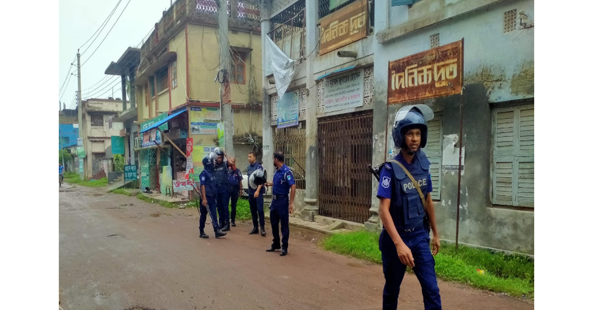 পুলিশ তালাবদ্ধ করে রেখেছে বি এন পি অফিস